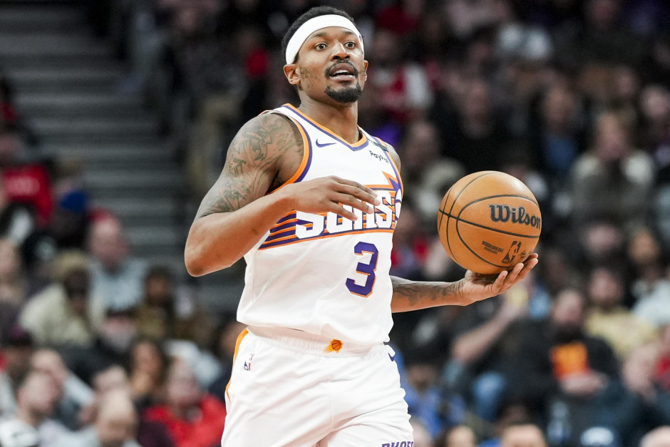 美记：太阳与热火曾就比尔的交易谈判，不过未能达成一致，太阳买断比尔的可能性在增加