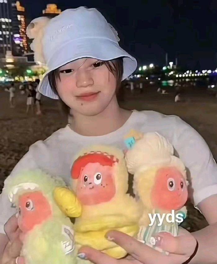 全红婵晒照竟遭骂“不自律”，网友质疑：越来越壮，奥运冠军飘了