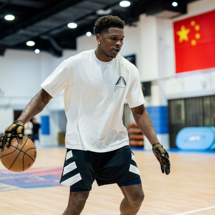 开云官网-爱德华兹晒多张照片&amp;和五星红旗合照：以爱为名！