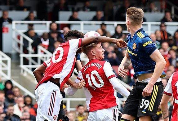 枪手曼联大战争议频出 主裁尺度不一左右争4形势？